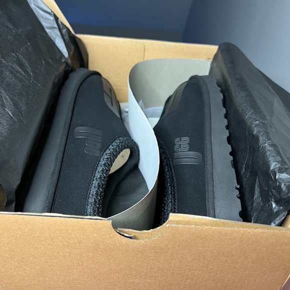 Men’s UGG slippers - Picture 10 of 13